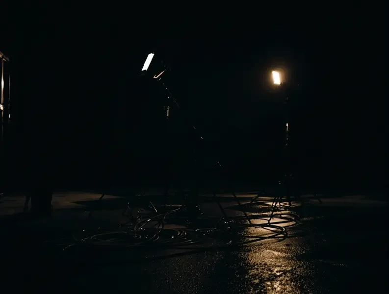深夜剧组后门的红色霓虹与雨夜街景示意图